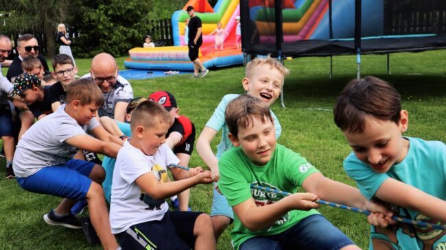 zdjęcie przedstawia dzieci bawiące się na wiosennym pikniku