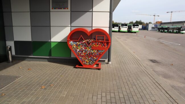 zdjęcie przedstawia pojemnik na nakrętki w kształcie serca