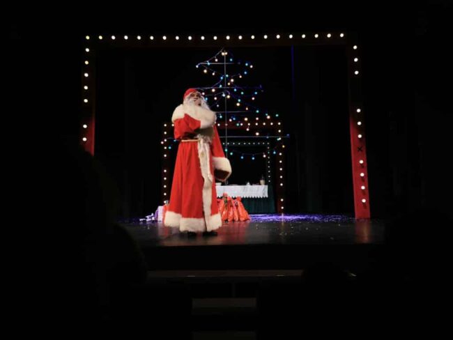 zdjęcie przedstawia świętego Mikołaja na imprezie choinkowej