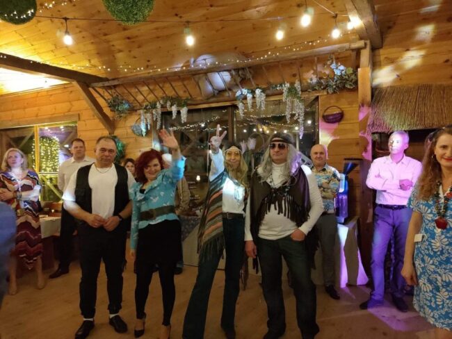 zdjęcie przedstawia przebranych ludzi na balu karnawałowym